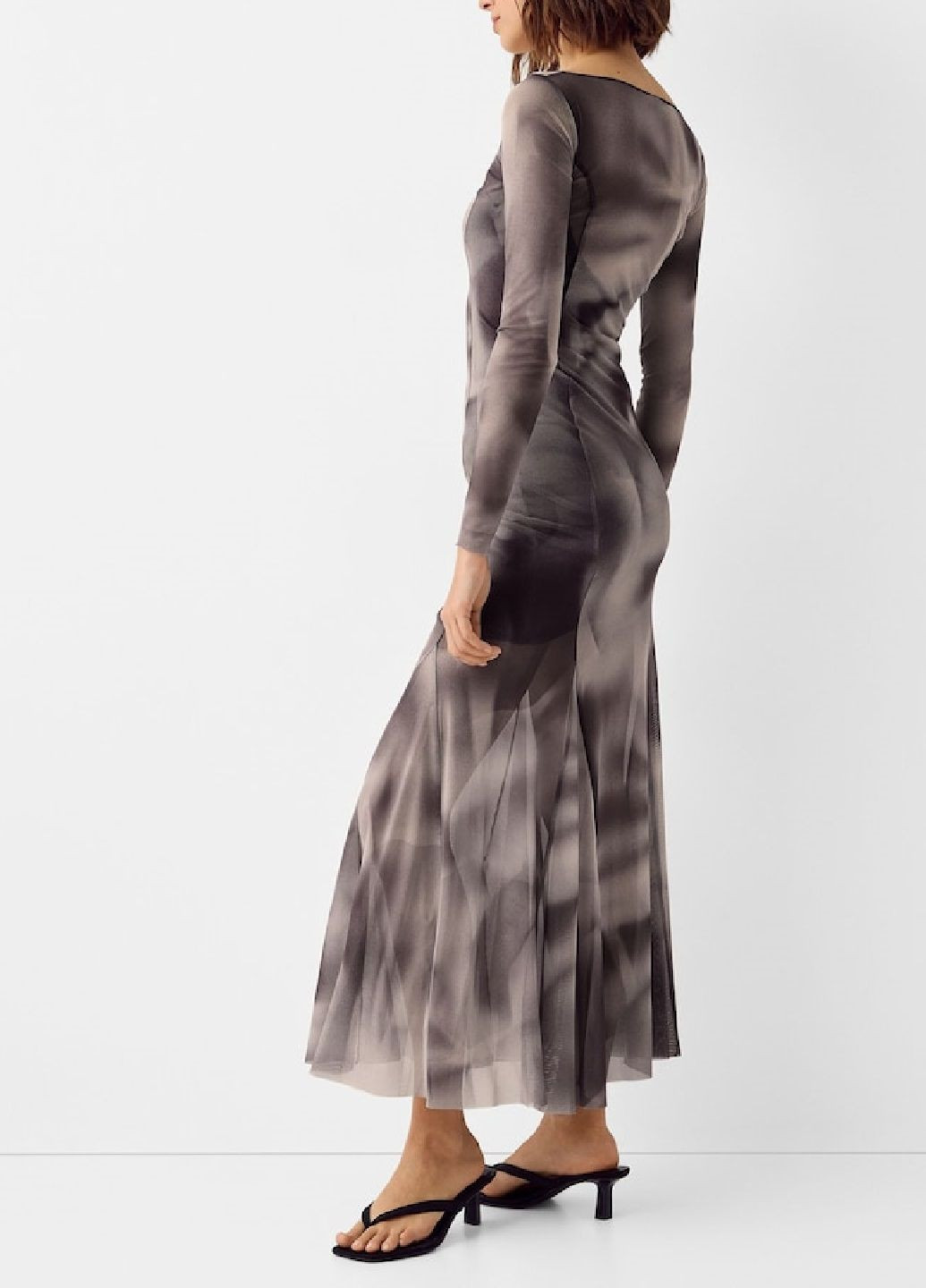 Серое коктейльное платье Bershka с абстрактным узором