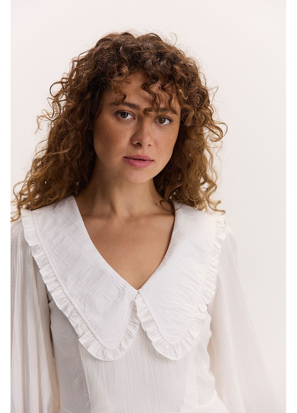 Молочна коротка сукня з довгими рукавами і відкладним коміром Arjen