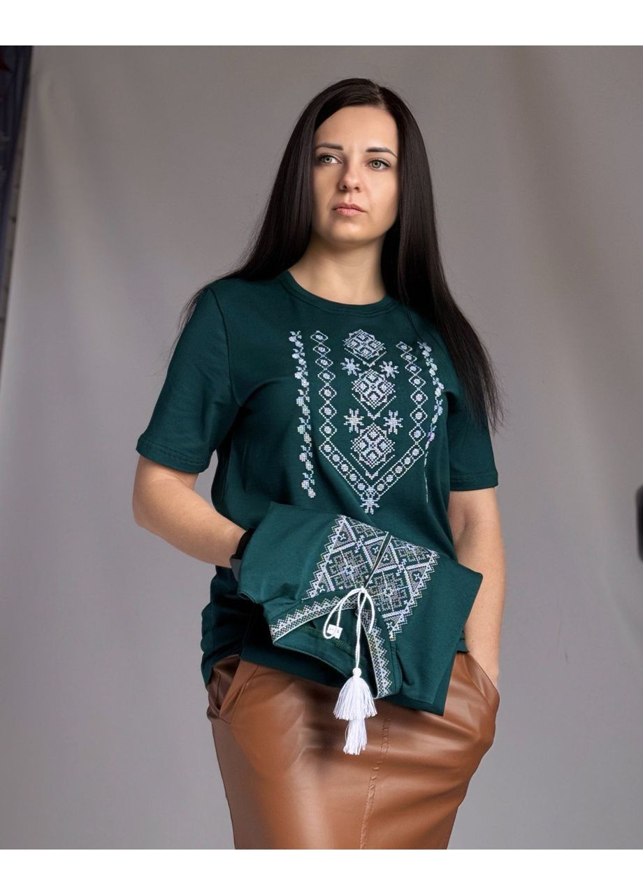 Смарагдова жіноча футболка вишиванка смарагдового кольору вишита біло-блакитним хрестиком візерунок орнамент пряма стрейч кулір (354788242)