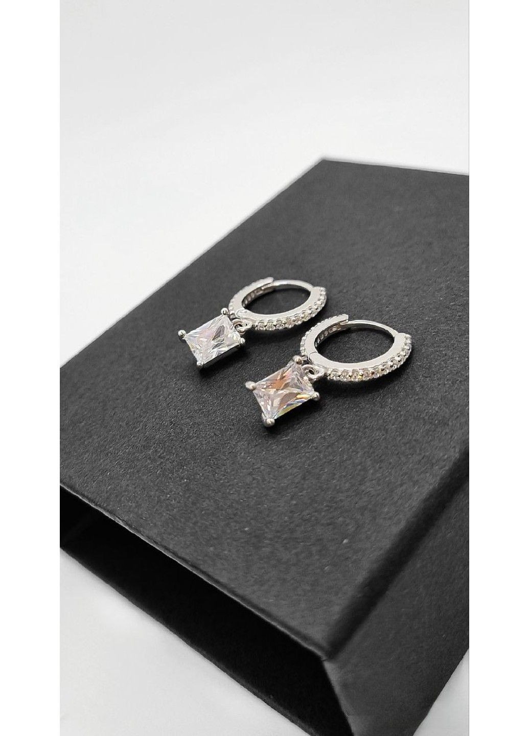 Срібні сережки-підвіски з камінням Вірінея UMAX (291883882)