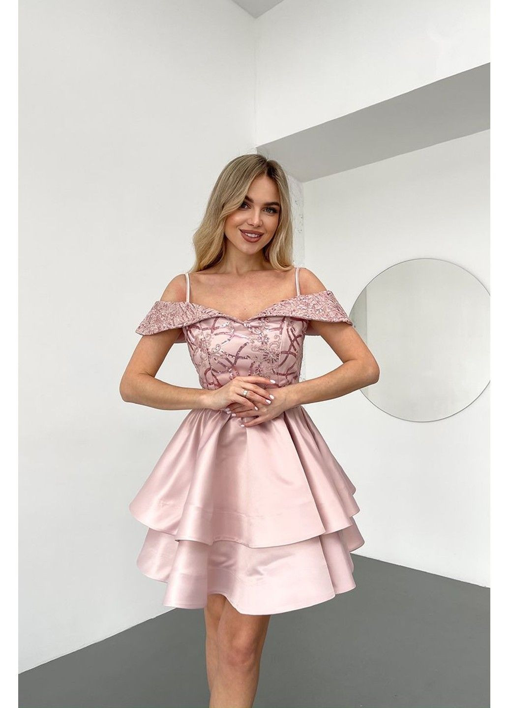Рожева святковий, коктейльна, вечірня коктейльна сукня атлас паєтка відкриті плечі 25023 рожева Tanita-Romario