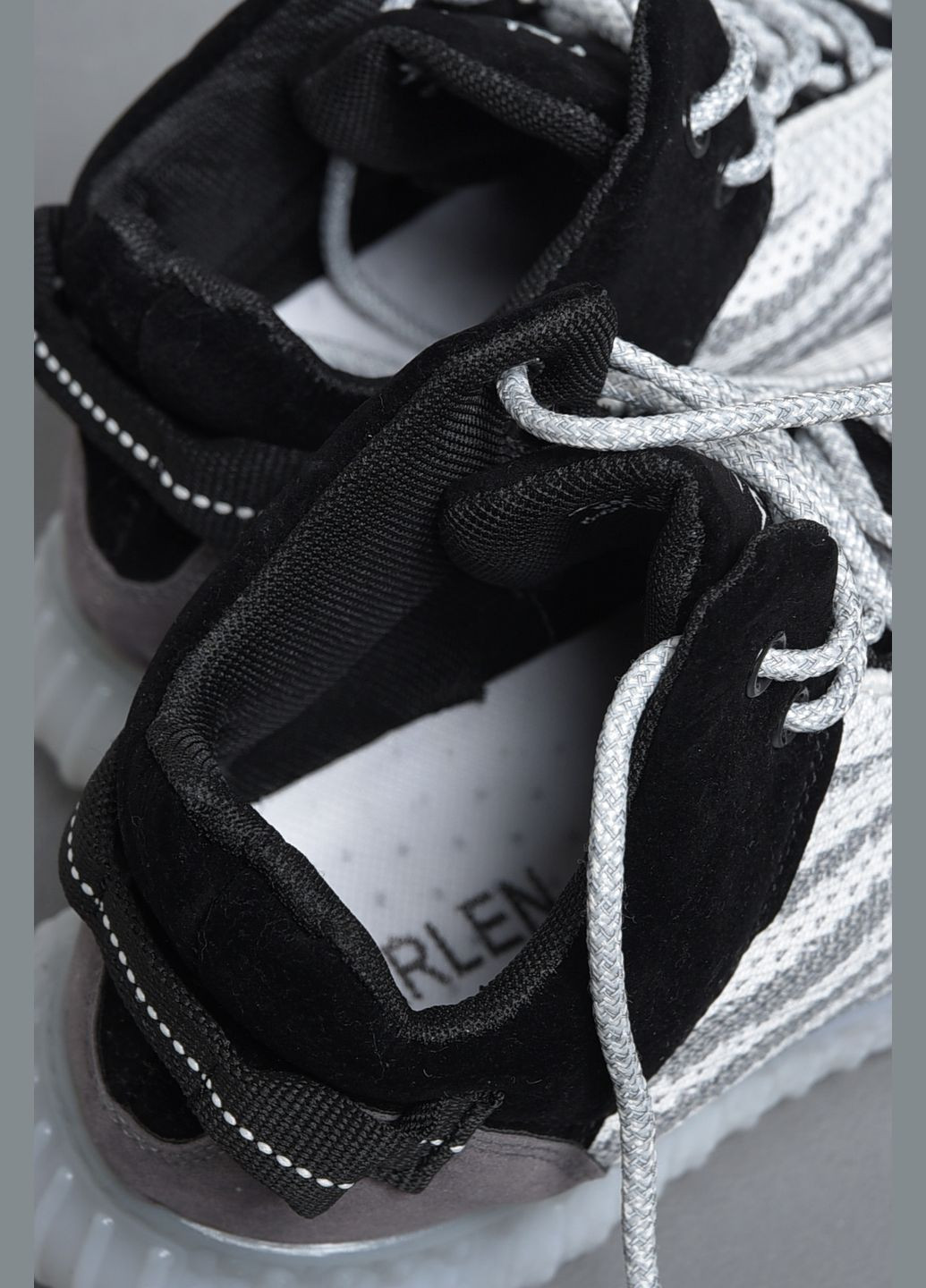 Чорно-білі Осінні кросівки чоловічі чорно-бiлого кольору з сiрими вставками Let's Shop