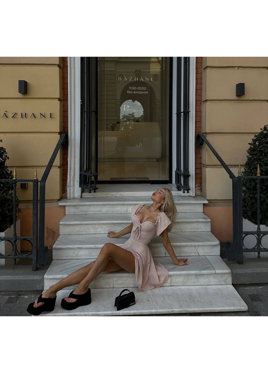 Бежевое кэжуал женское платье с открытыми плечами с открытыми плечами, с открытой спиной Україна в горошек