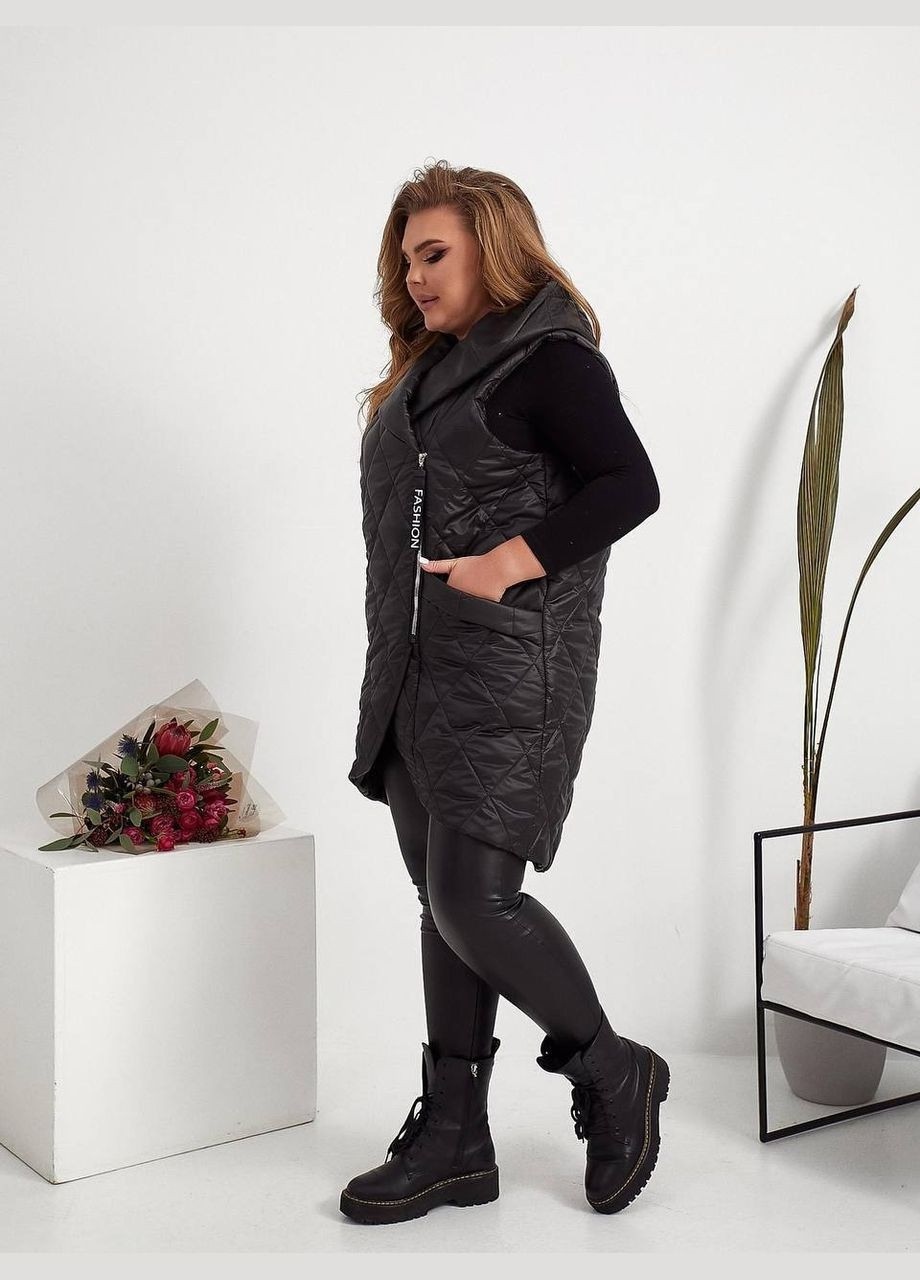 Жіноча демісезонна жилетка батал чорна безрукавка на скошеній блискавці з капюшоном кроєм на запах довжина по коліно Viki Жилет (316087811)