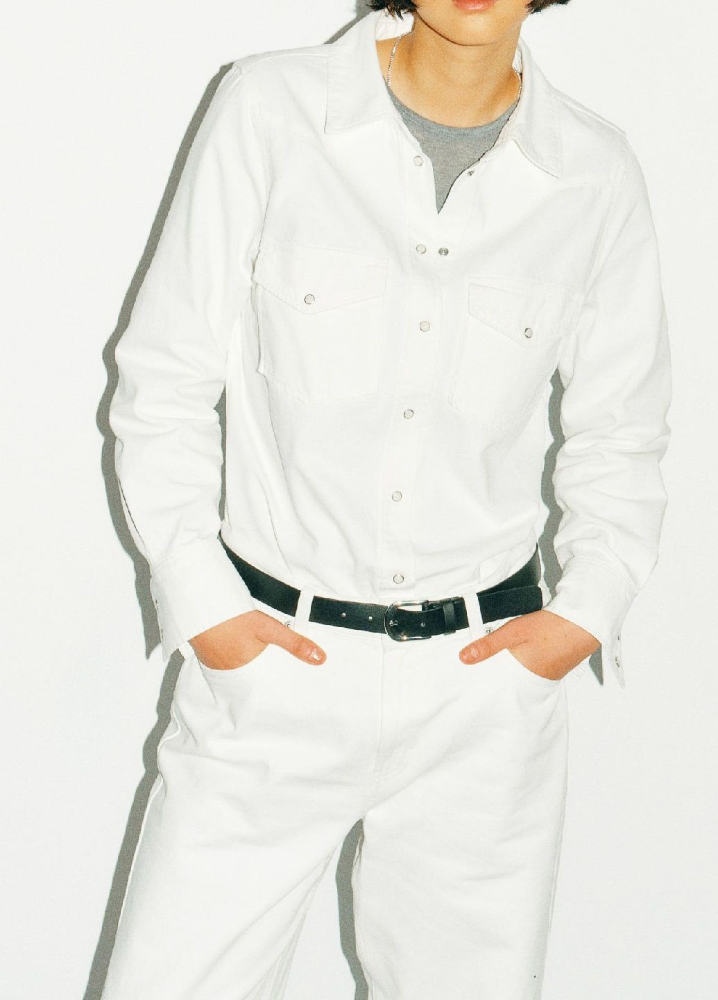 Белая джинсовая рубашка однотонная H&M