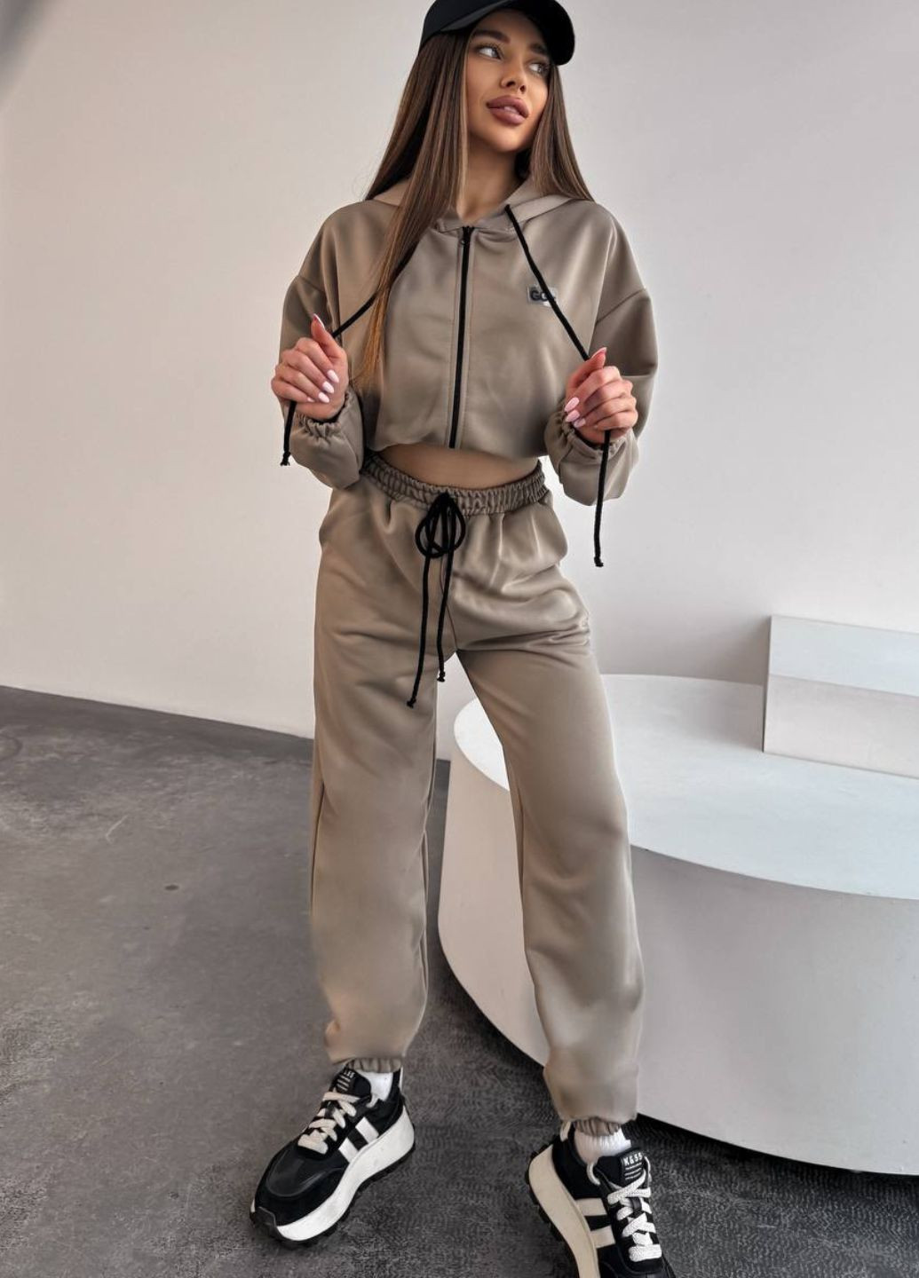 Базовый повседневный костюм двойка: укороченные худые на молнии с капюшоном + джоггеры высокой посадки Україна (328392574)