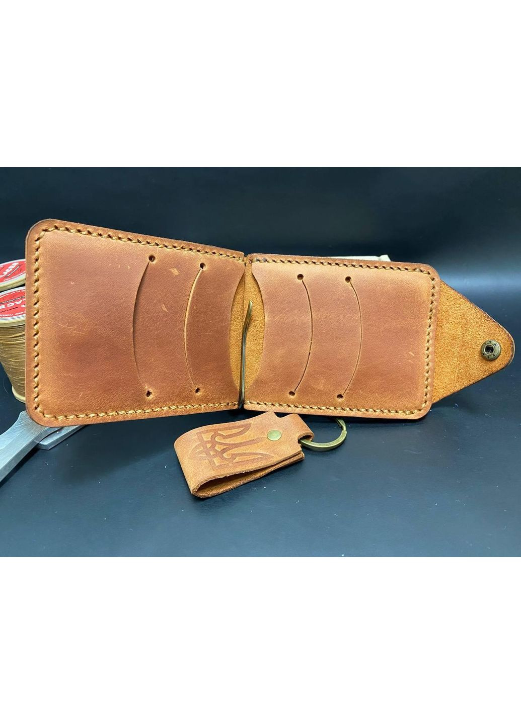 Затиск Для Грошей із Натуральної Шкіри Ручної Роботи з Монетницею з Гербом Набір + Брелок Коньячний Колір Шкіряний Гаманець No Brand (358203466)