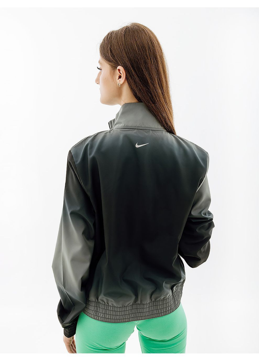 Черная демисезонная женская куртка w nk swsh run prnt jkt черный Nike