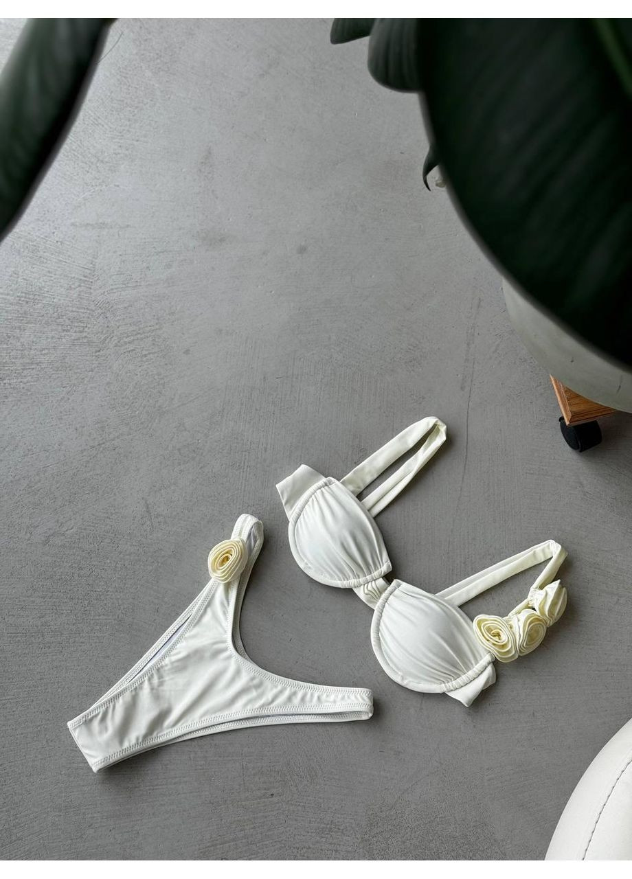 Білий літній жіночий купальник бікіні з квітковим декором та бюстьє-топом / жіночий роздільний купальник білий з обʼємними трояндами No Brand