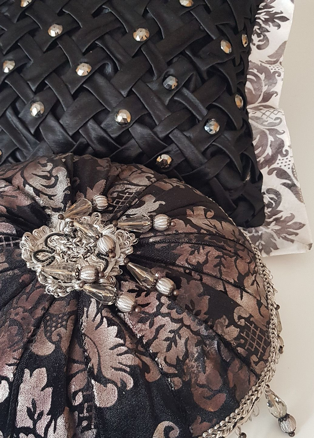 Комплект декоративних подушок Hand Made 40х40см 1шт діаметр 35см 1шт сірий та чорний (п_0568) Firanka HandMade (314705087)