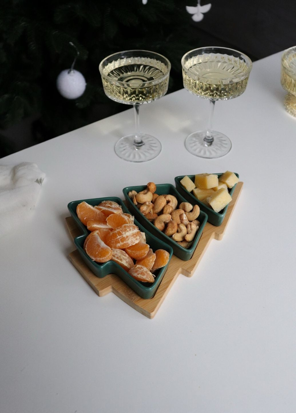 Набір ємностей піал на підставці ялинка 26см No Brand (330777839)