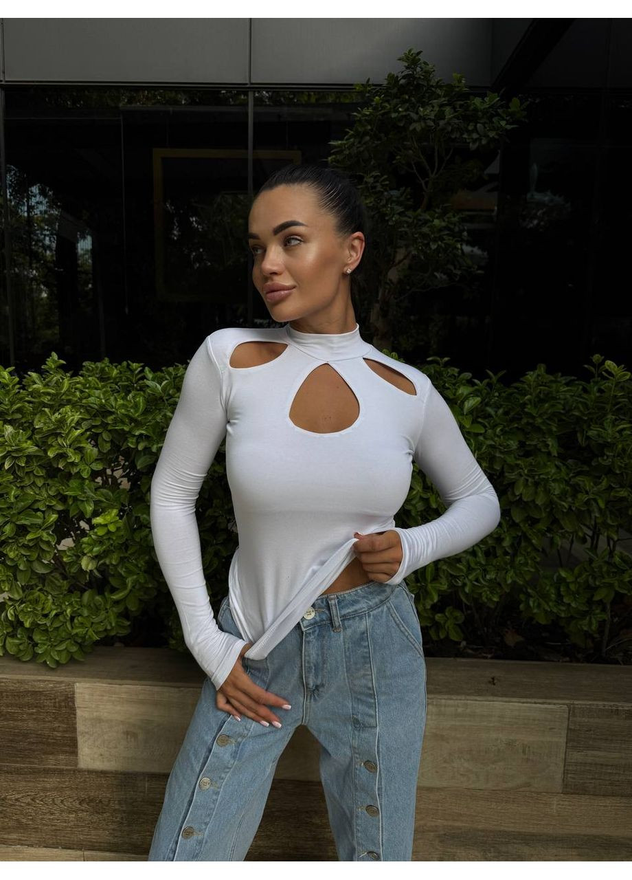 Базовый белого цвета лонгслив из мягкой ткани с трендовым вырезом No Brand (350313980)