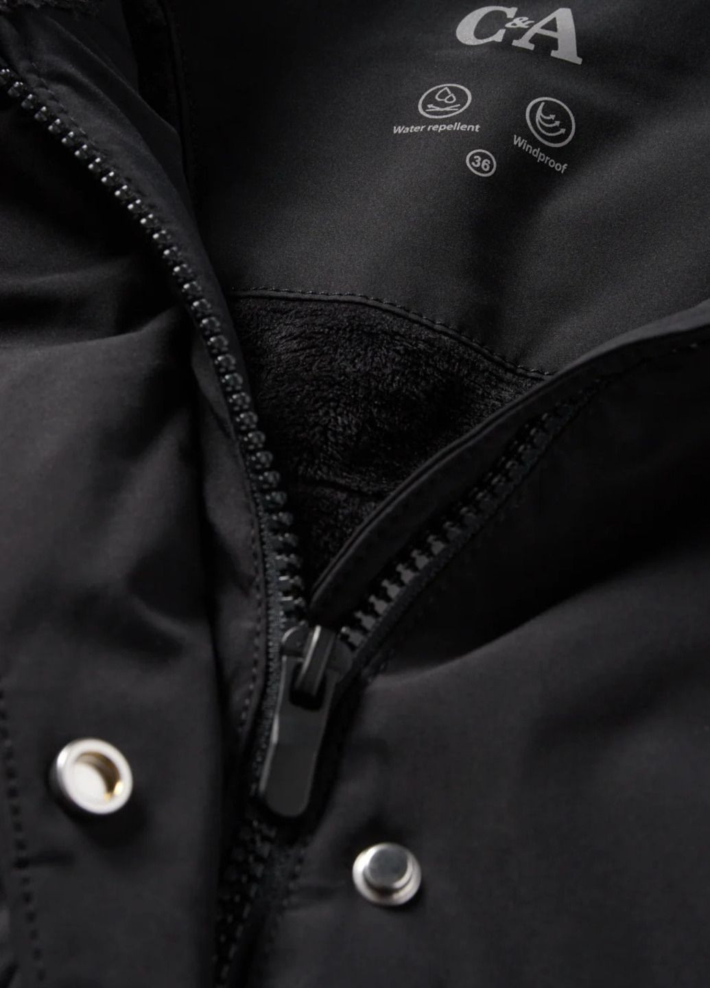 Чорна демісезонна куртка C&A