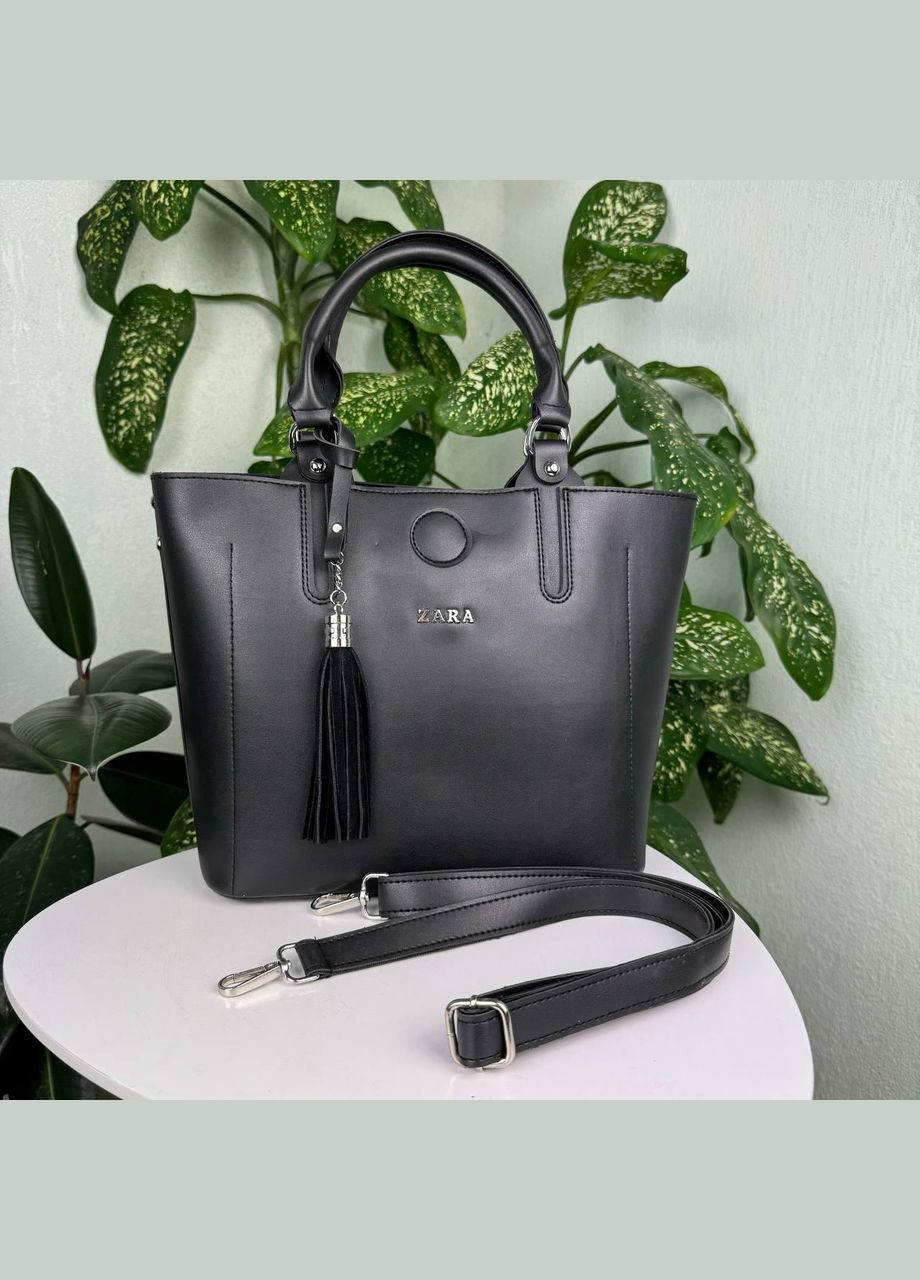 Женская сумка с венчиком брелоком стиль Зара черная сумочка для девочек Zara с кисточкой No Brand (334730893)