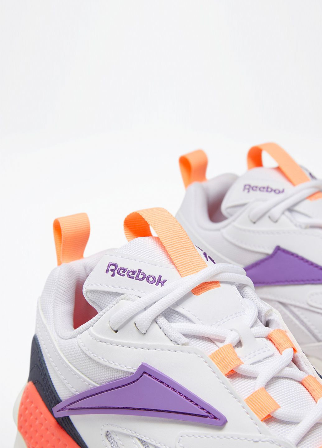 Белые кроссовки женские оригинальные Reebok SCRAP DV8171