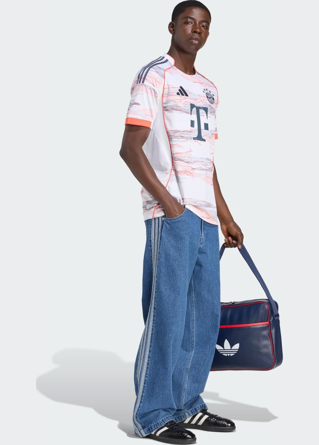 Белый демисезонный спортивный лонгслив adidas с логотипом