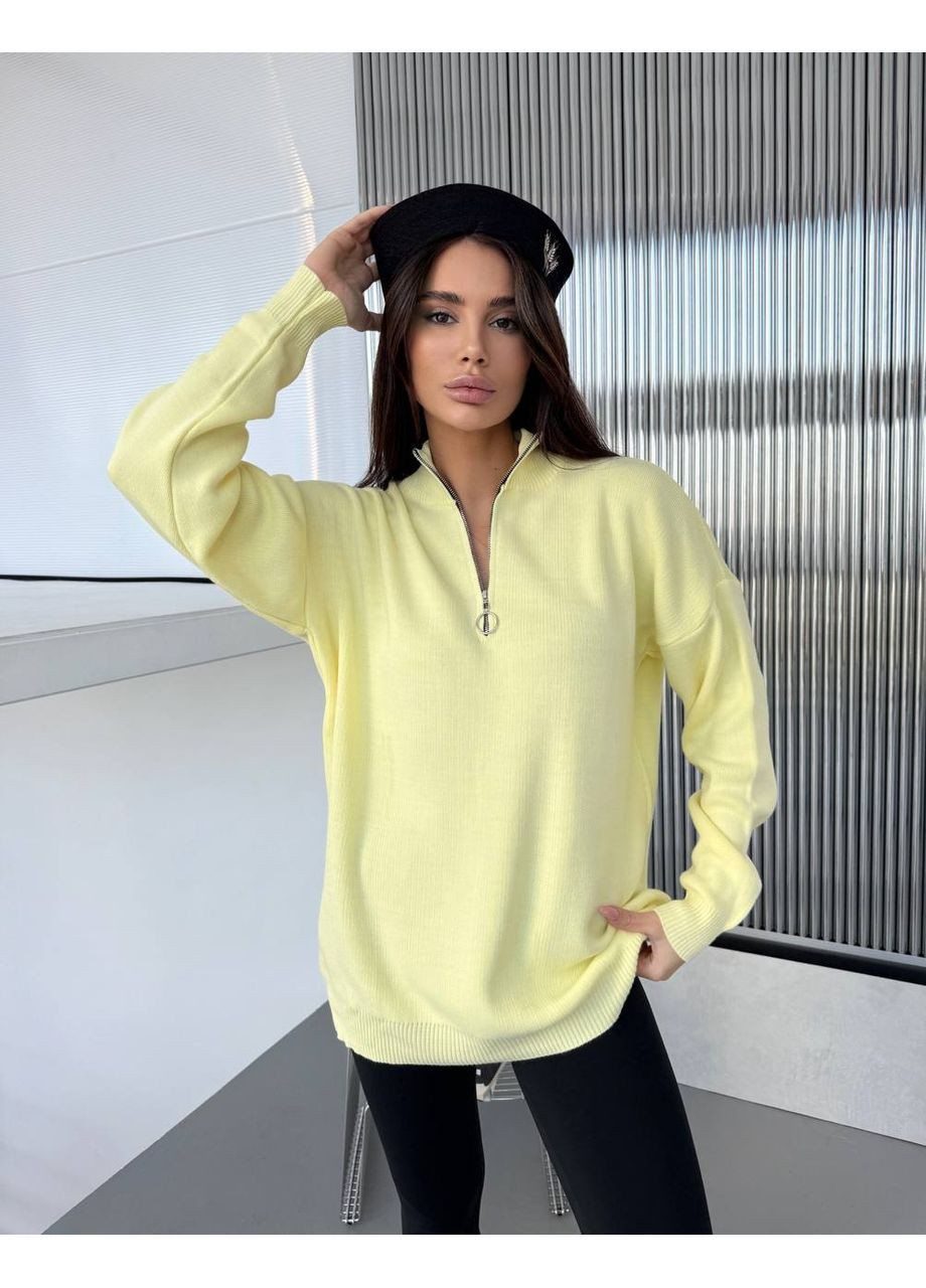 Светло-желтый зимний удлиненный женский свитер оверсайз с молнией на воротнике. MonCher