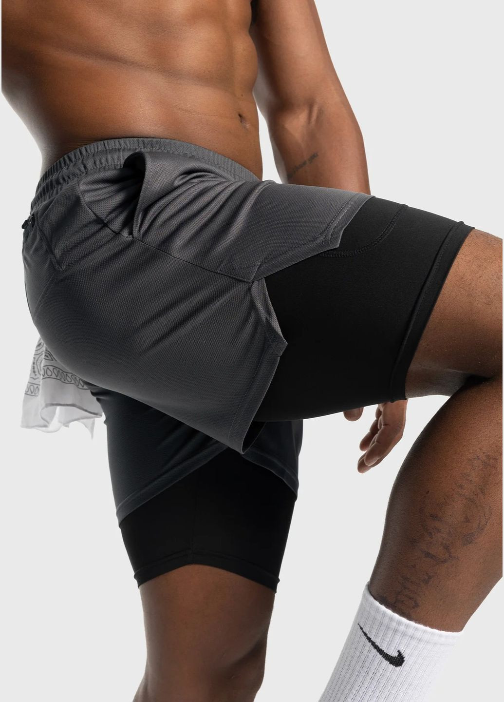 Мужские спортивные шорты с тайтсами карманом для смартфона и петелькой для полотенца темно-серые No Brand (341721020)
