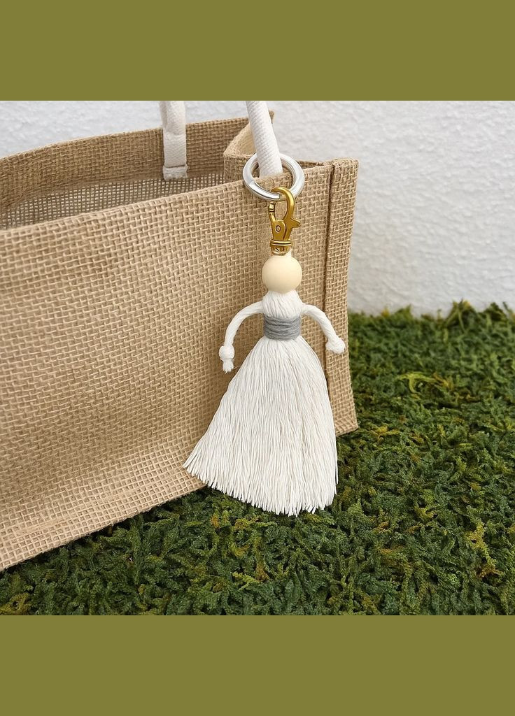 Набор макраме для рукоделия и плетения брелока «Куколка» для ключей и аксессуаров белый с серым. No Brand (338854838)