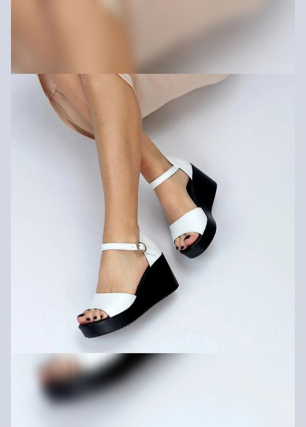 Жіночі босоніжки шкіряні білі на танкетці з закритою п’яткою чорна підошва Viki Босоніжки (335809295)