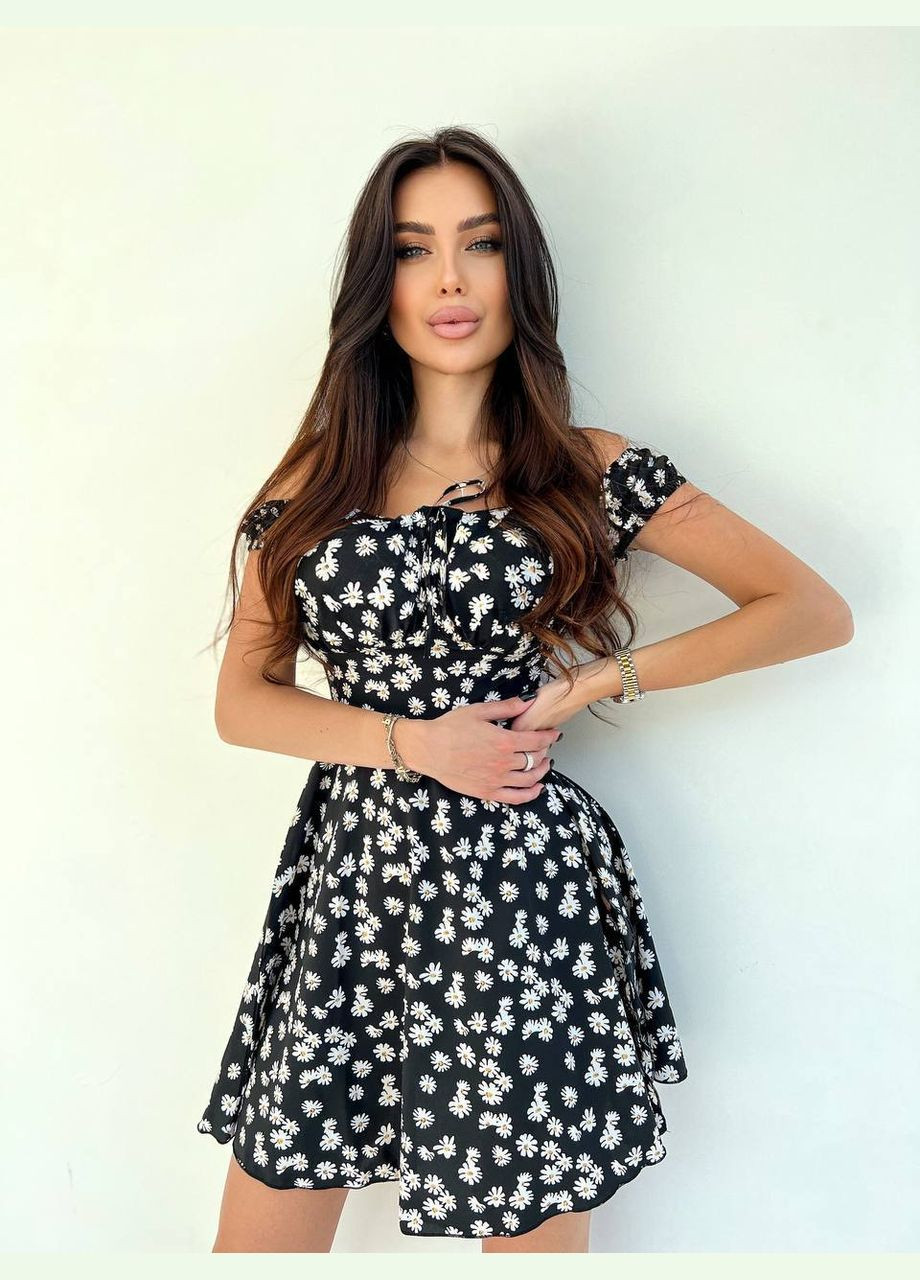 Черно-белое летнее платье в цветочном принте с открытым декольте и спущенным рукавом(на резиночке), прятное к телу платье с разрезом на ноге No Brand с цветочным принтом