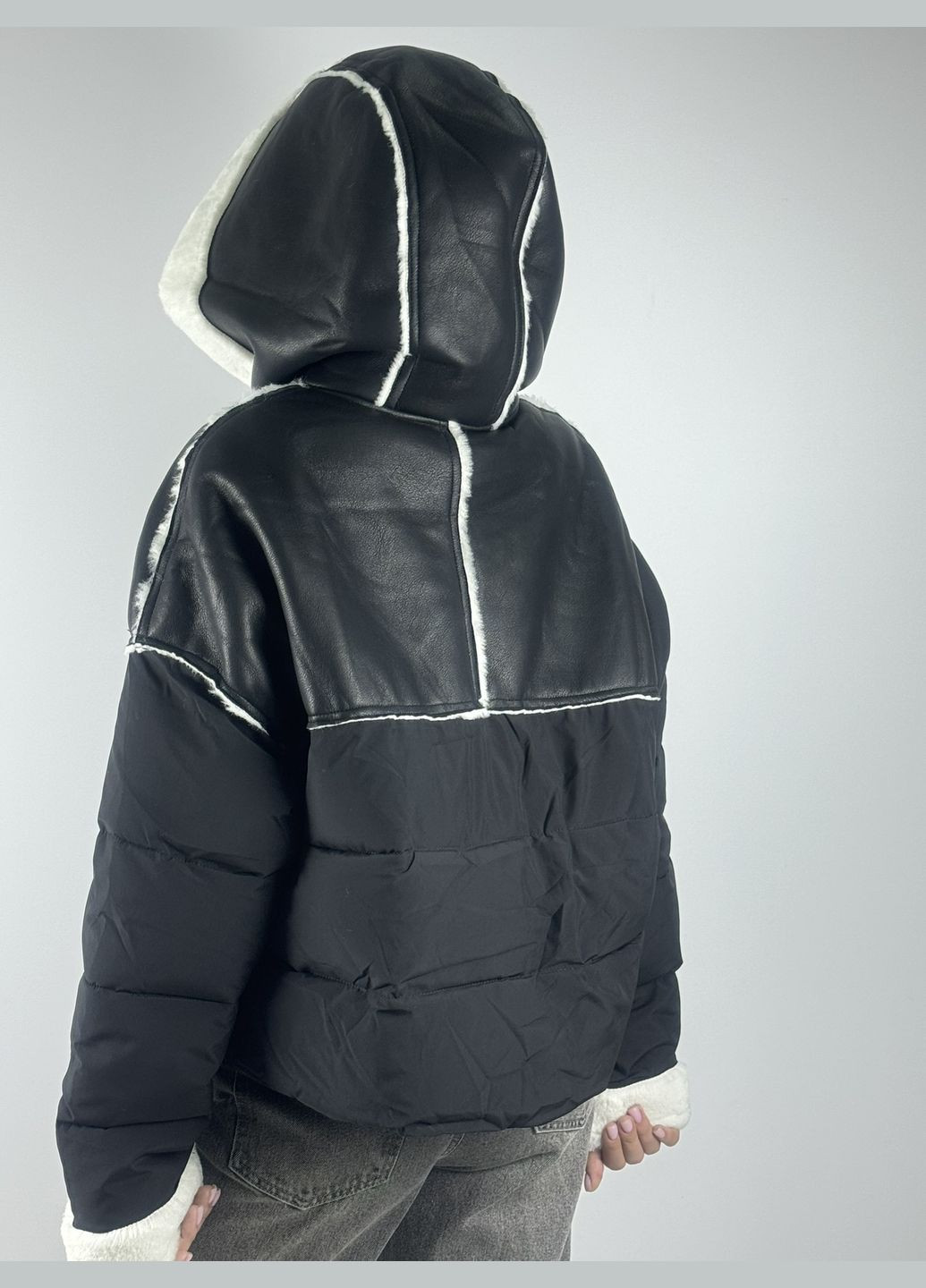 Чорна куртка жіноча, чорного кольору, комбинована еко шкіра з курточкою тканиною, укорочена, з капюшоном, відділка білим хутром Lady yep