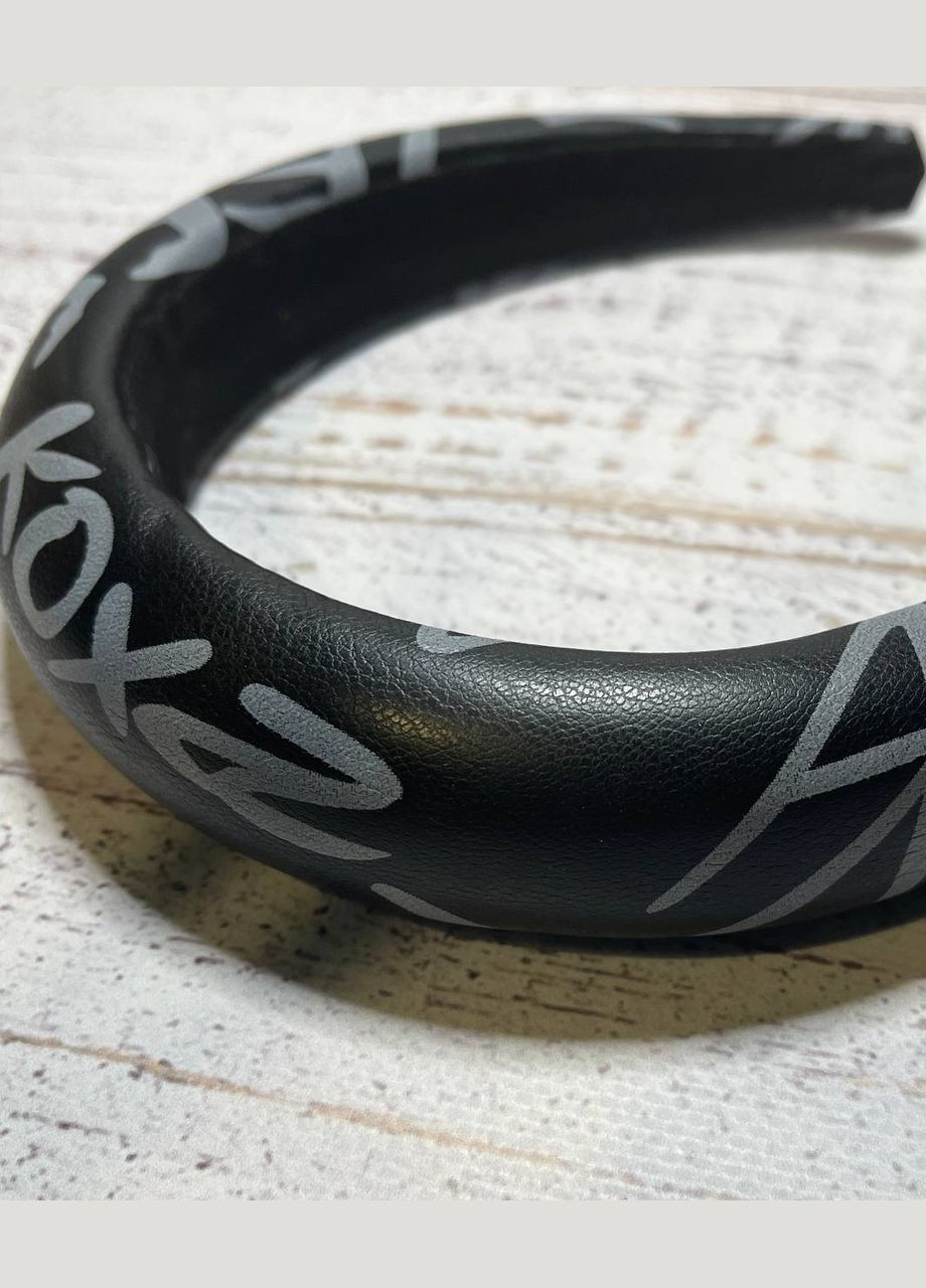 Стильний об'ємний обруч з написами з еко-шкіри чорного кольору Hand Made (330619056)