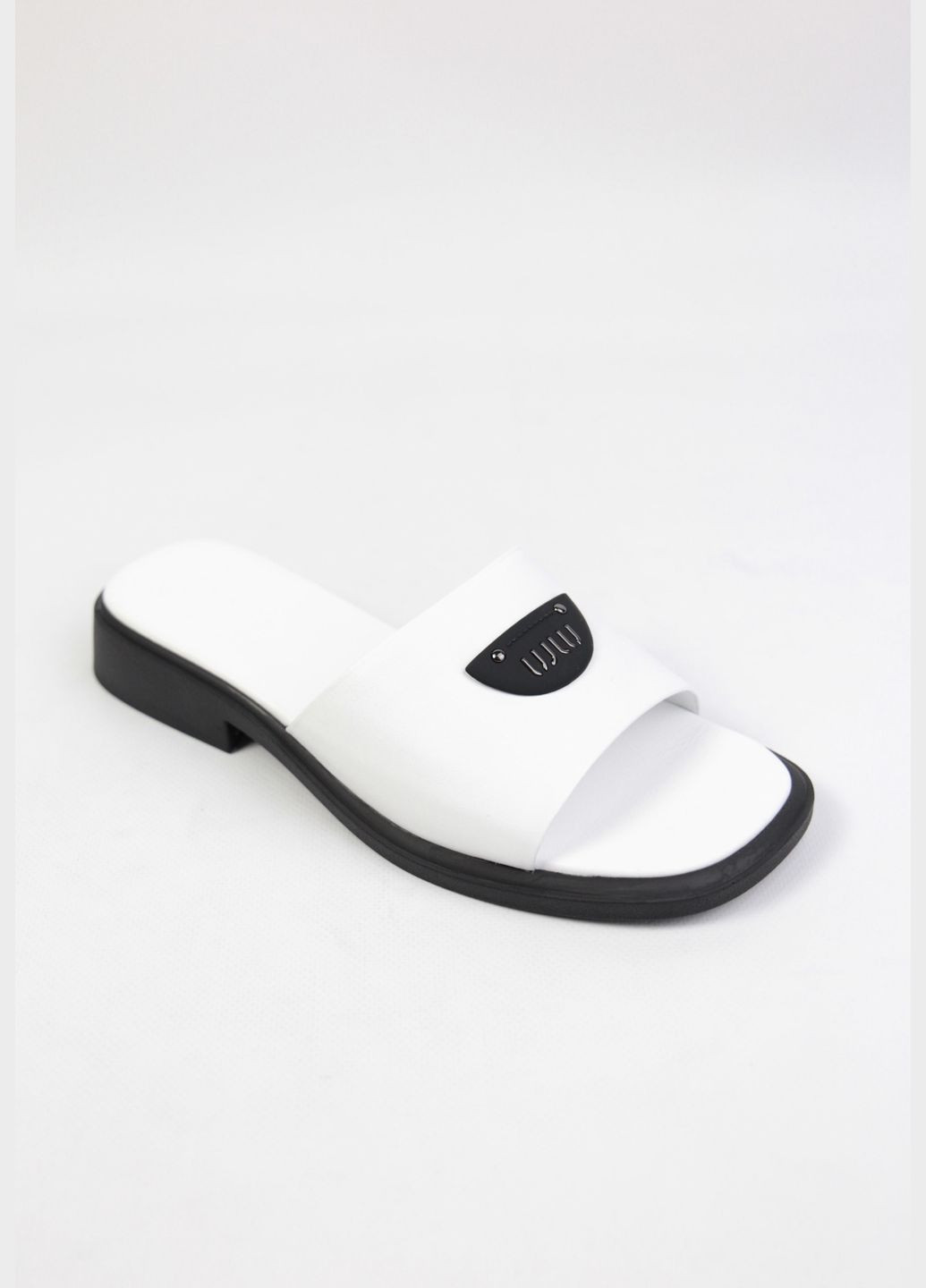 Белые шлепанци Benito
