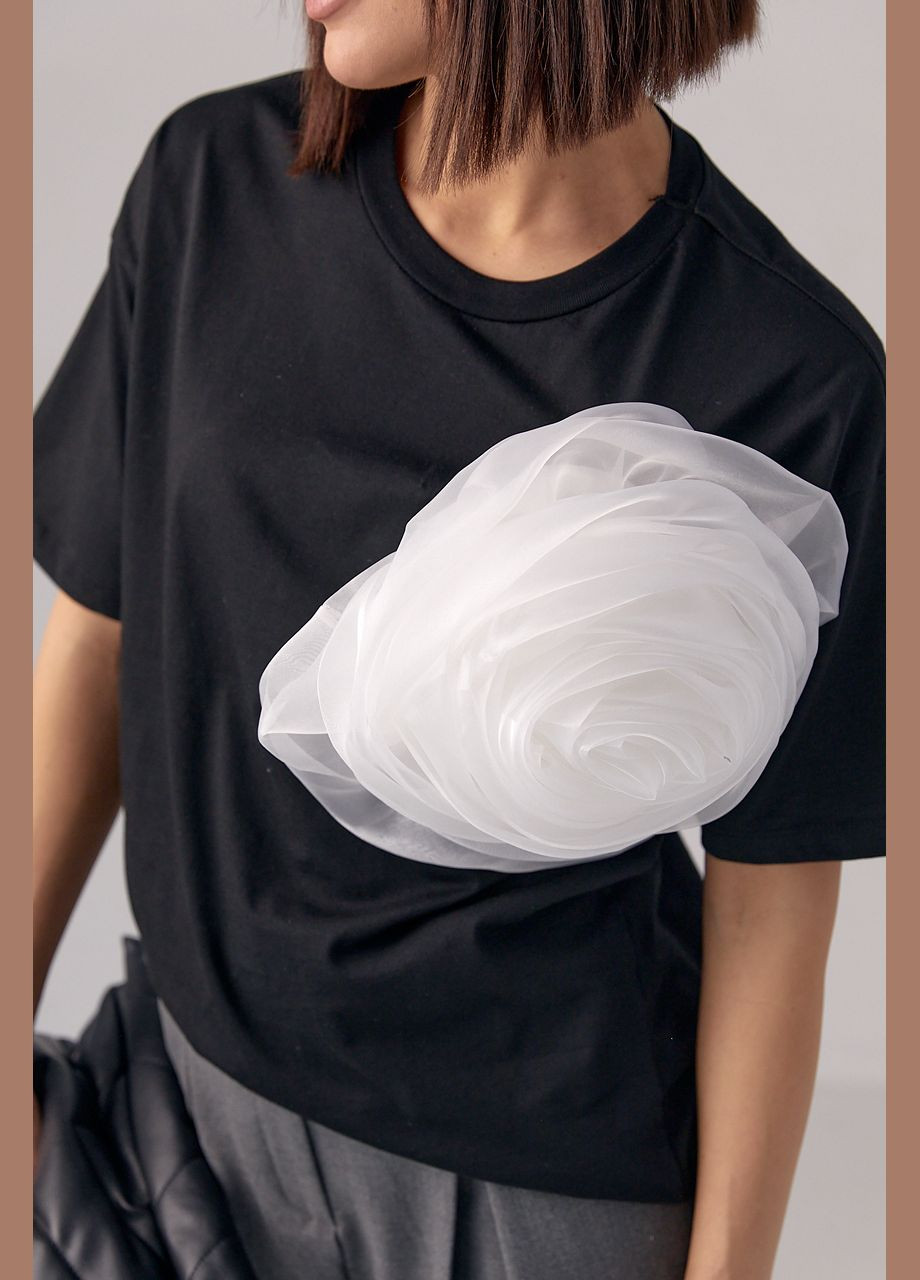 Чорна літня жіноча футболка з великою об'ємною квіткою - біла Lurex