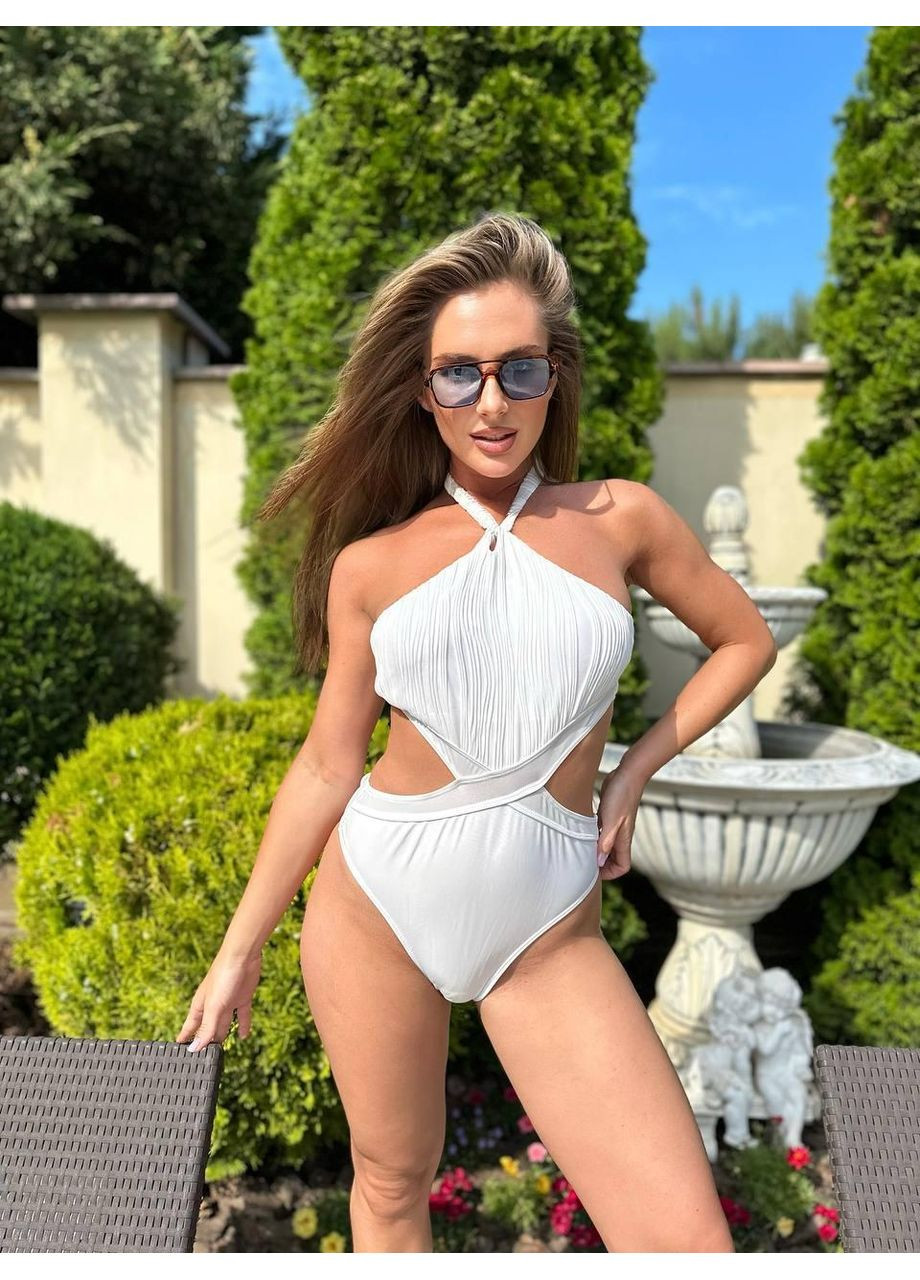 Белый летний женский сплошной купальник с вырезами / элегантный женский монокини белое хальтер-плиссе / женский стильный купальник белый No Brand