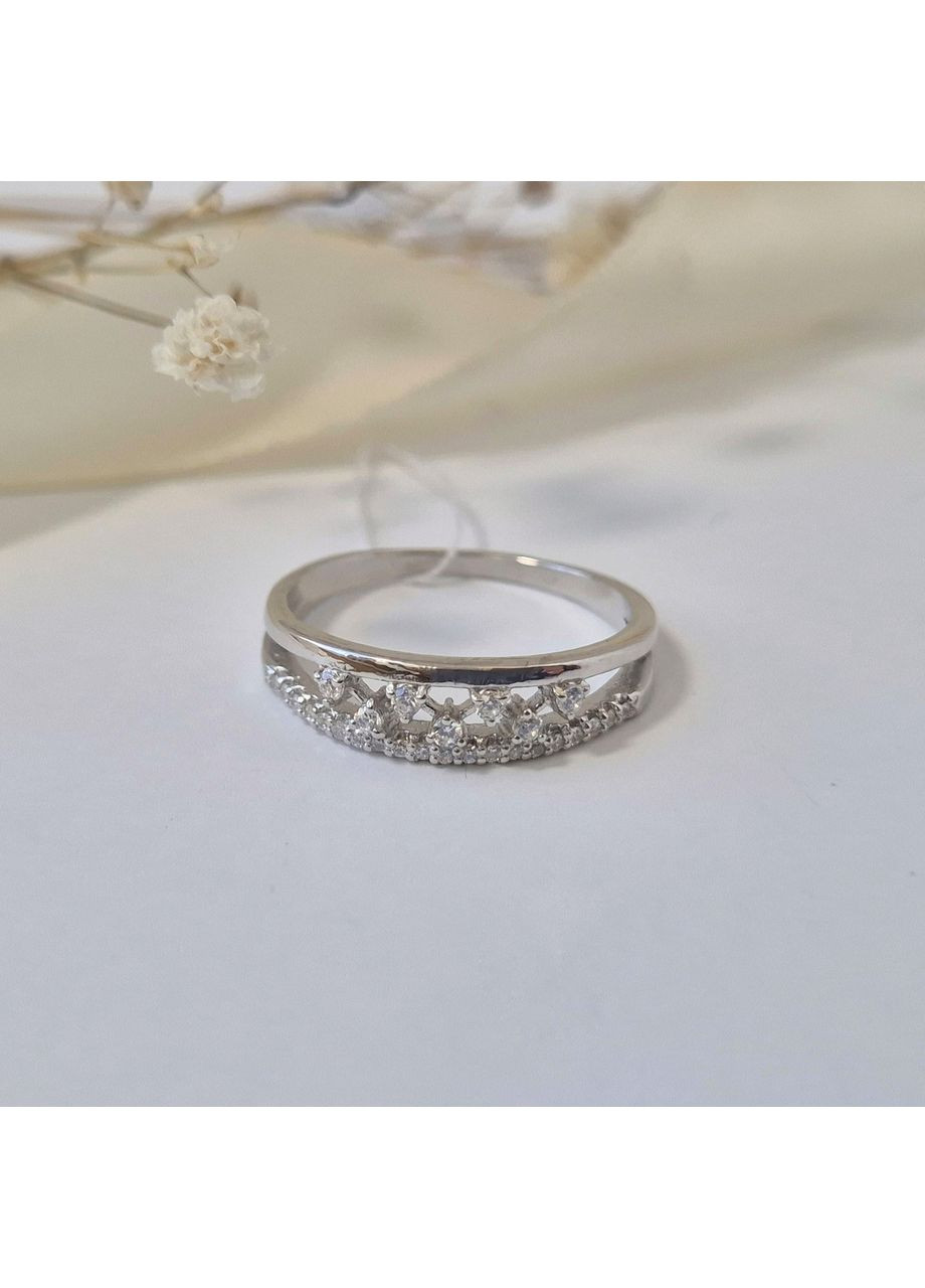 Серебряное кольцо с белыми камнями 18.5 размер серебро 925 пробы Родированное 4737р 2.20г No Brand (358526118)