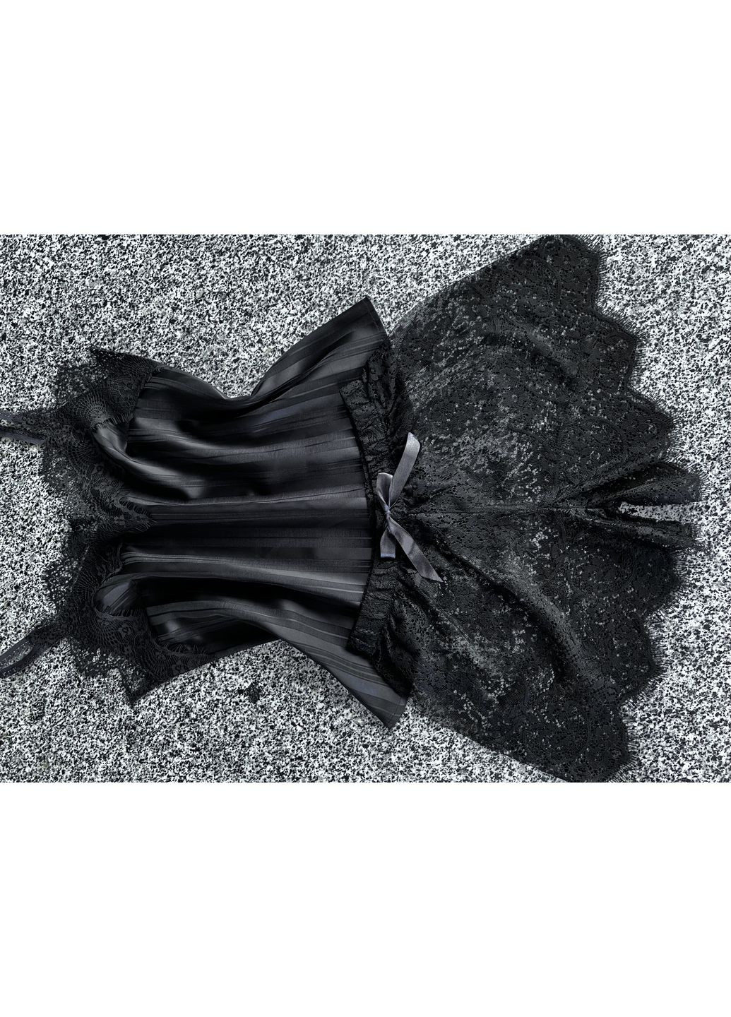 Чорна всесезон жіноча шовкова піжама з мереживом – майка та шорти GorLin