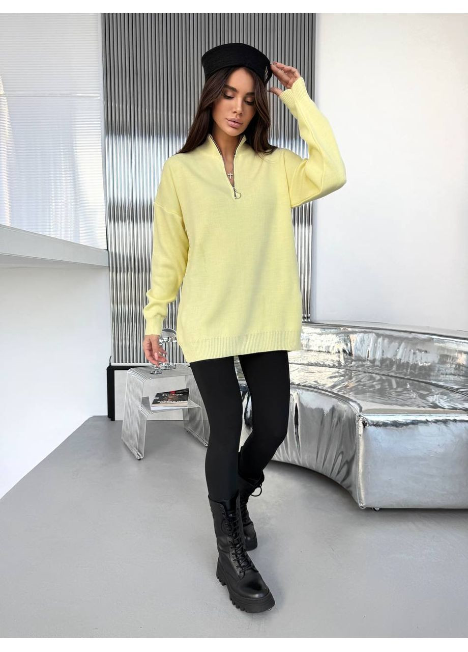 Светло-желтый зимний удлиненный женский свитер оверсайз с молнией на воротнике. MonCher