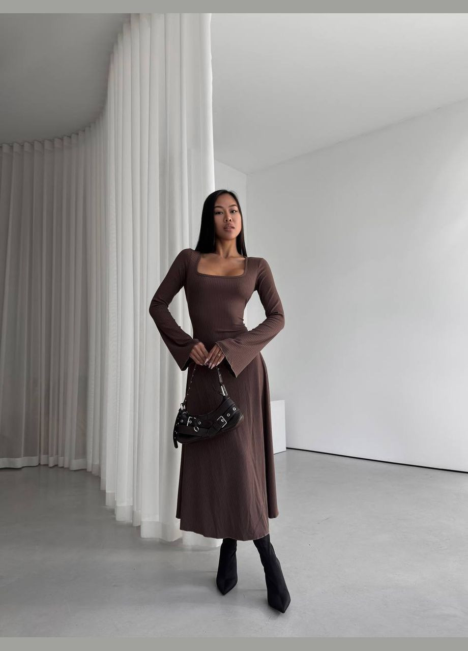 Коричнева повсякденний сукня максі з зав'язками на спині силуетна Adelante однотонна