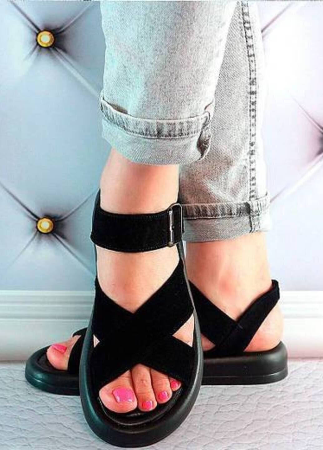 Черные замшевые босоножки V.Arimany с ремешком