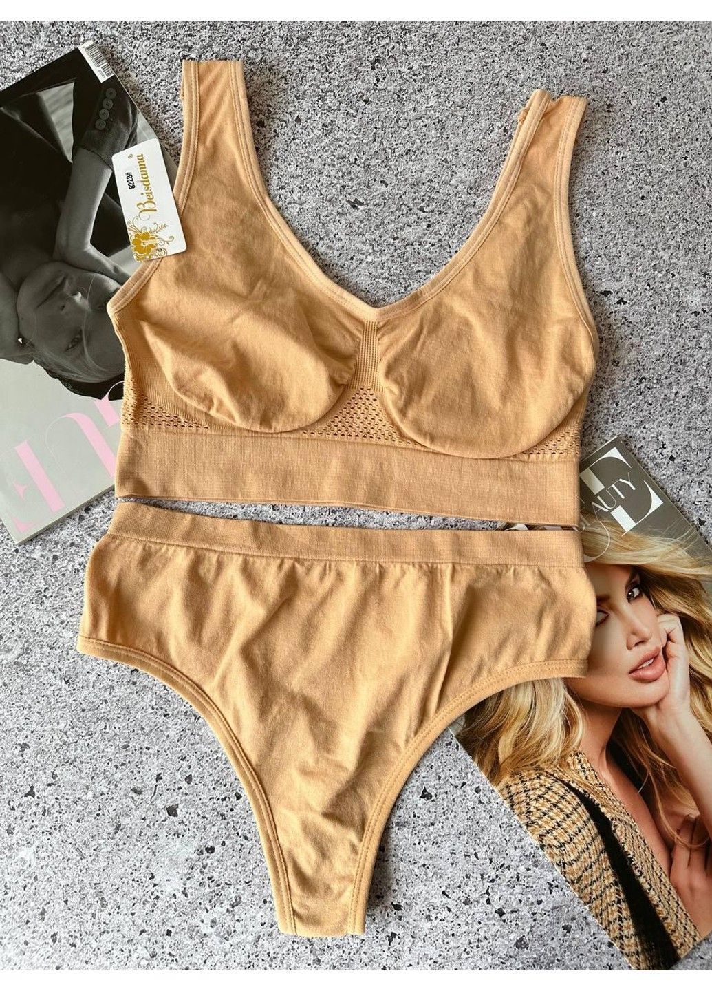 Бежевый комплект женского нижнего белья на чашку c/d, трусы и топ Beisdanna