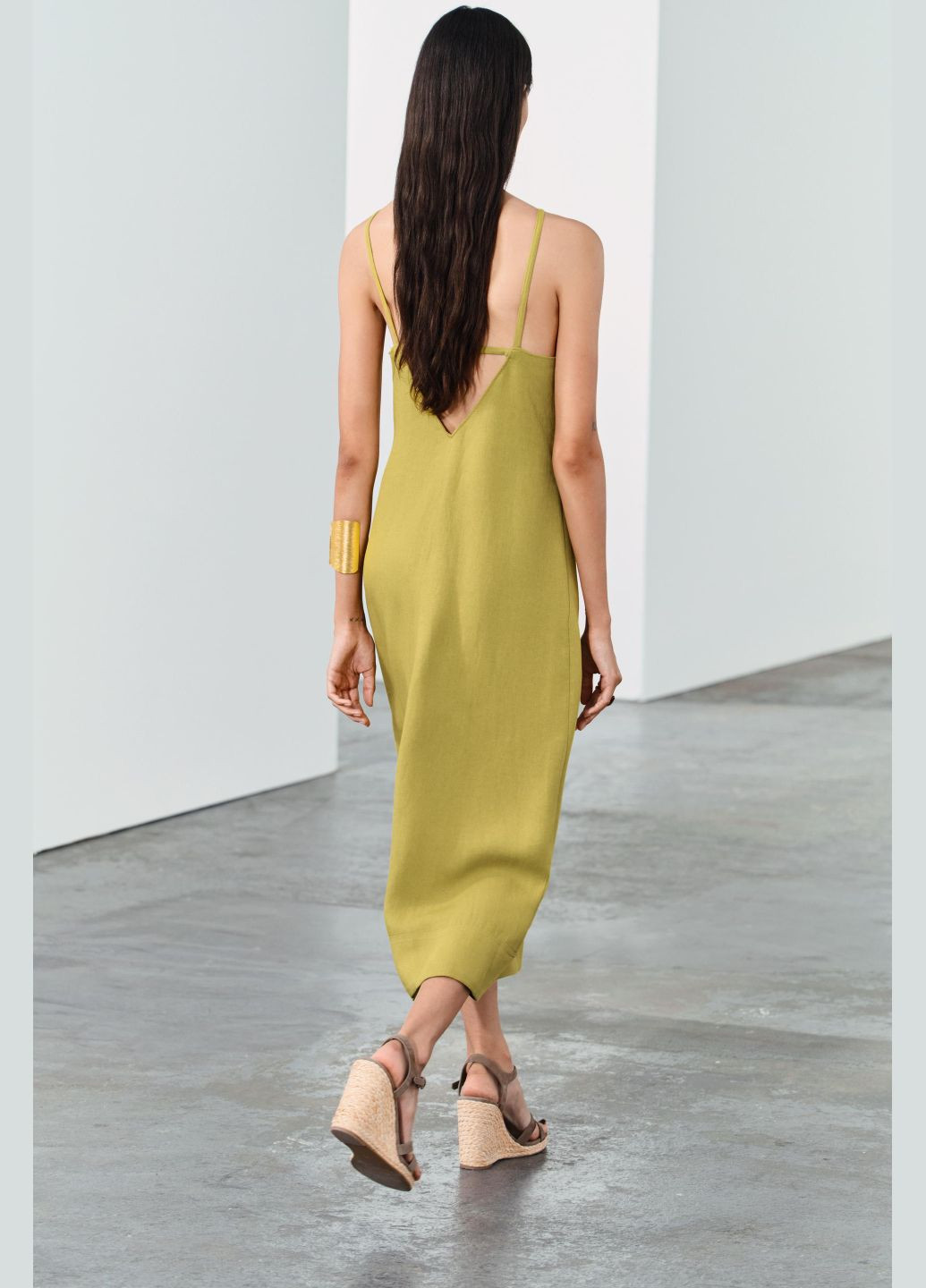 Горчичное повседневный, кэжуал, коктейльное платье миди из смесевого льна Zara