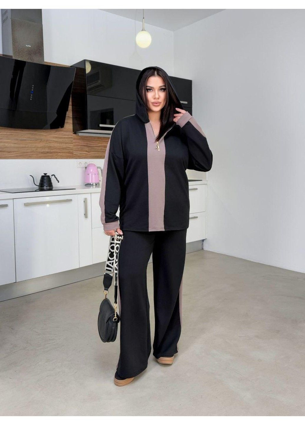 Костюм свободного кроя, в спортивном типе, с контрастными полосками Мод ФД-603, черный+мокко, размер 60-62 No Brand (355469839)