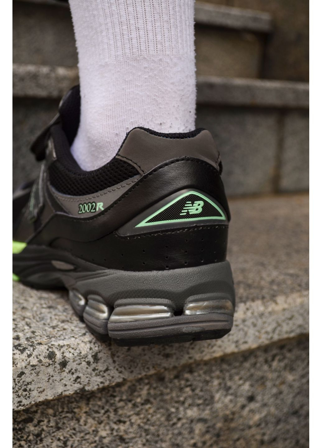 Серые демисезонные кроссовки мужские new balance 2002 black green нью беланс 2002 No Brand