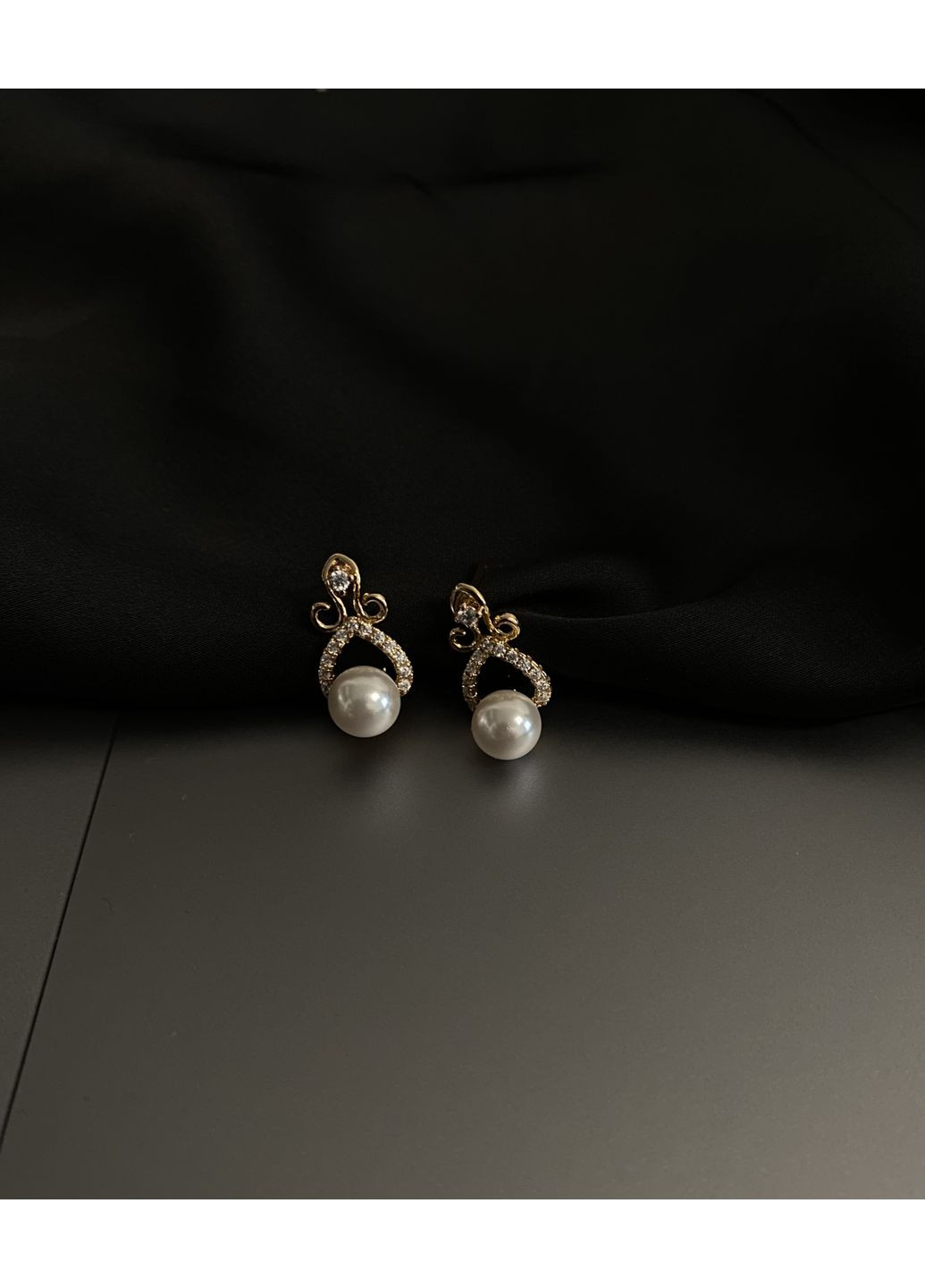 Серьги Жемчужина с камешками английский замок золотого цвета 34000 Fashion (350623347)