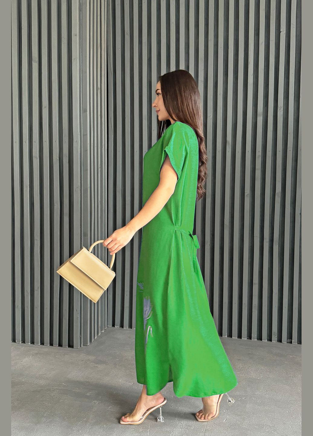 Зеленое повседневный, кэжуал летнее длинное льняное платье с дизайнерской вышивкой а-силуэт INNOE с патриотической символикой