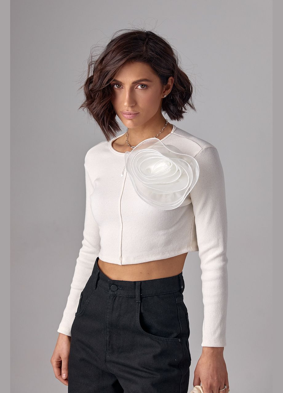 Темно-бежевий демісезонний короткий джемпер у рубчик з об'ємною квіткою Lurex