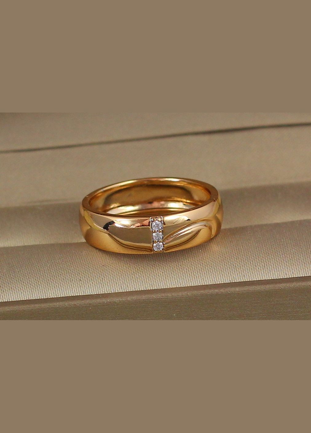 Обручальное кольцо классика 6 мм с тремя камешками р золотистое. Xuping Jewelry (317309614)