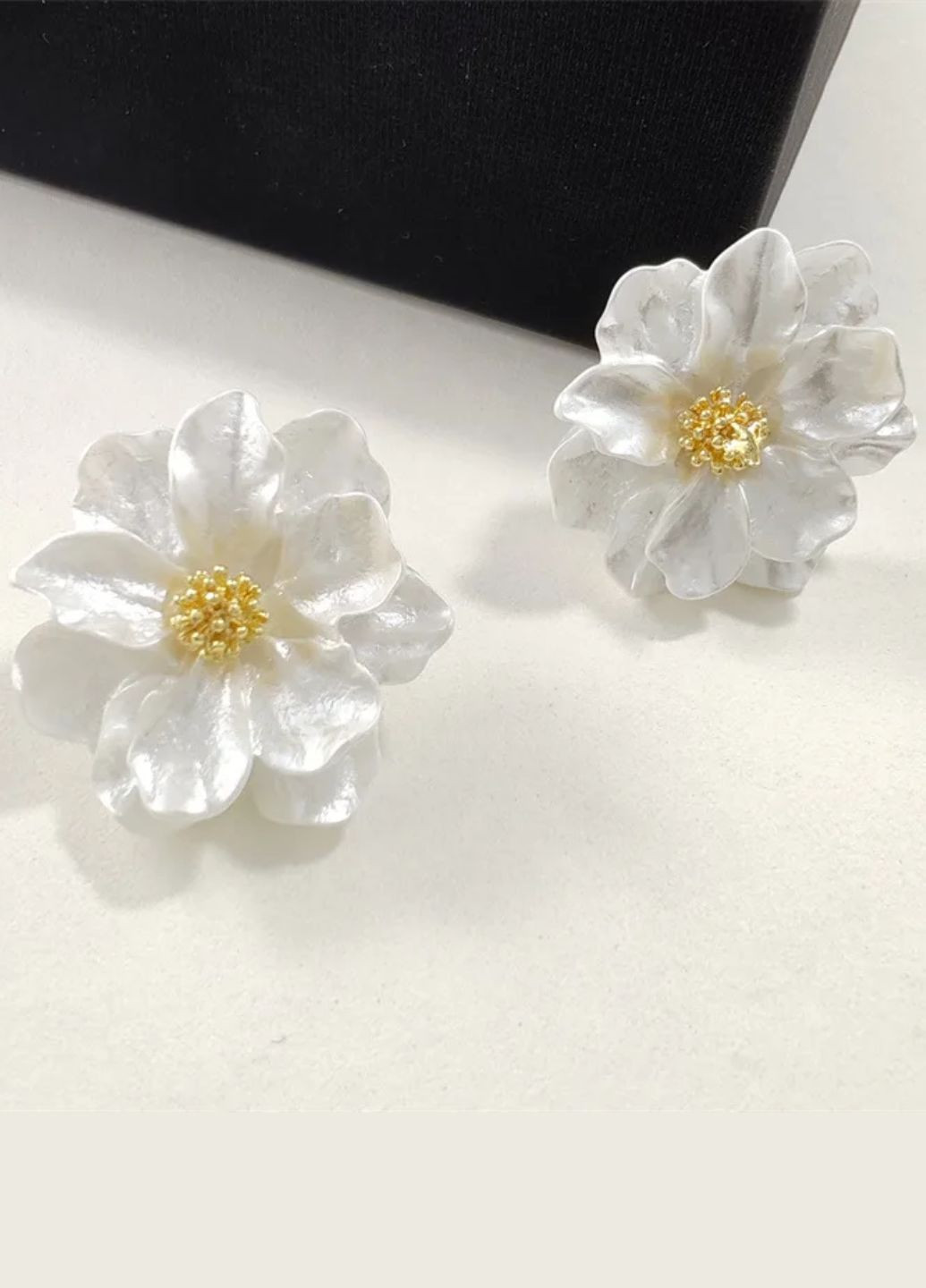 Серьги гвоздики женские с белым цветком Fashion Jewelry (351372610)