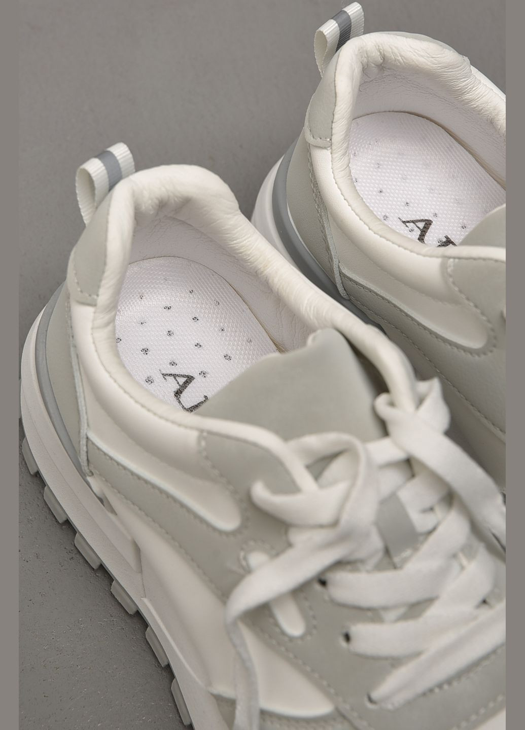 Білі осінні кросівки жіночі біло-сірого кольору на шнурівці Let's Shop