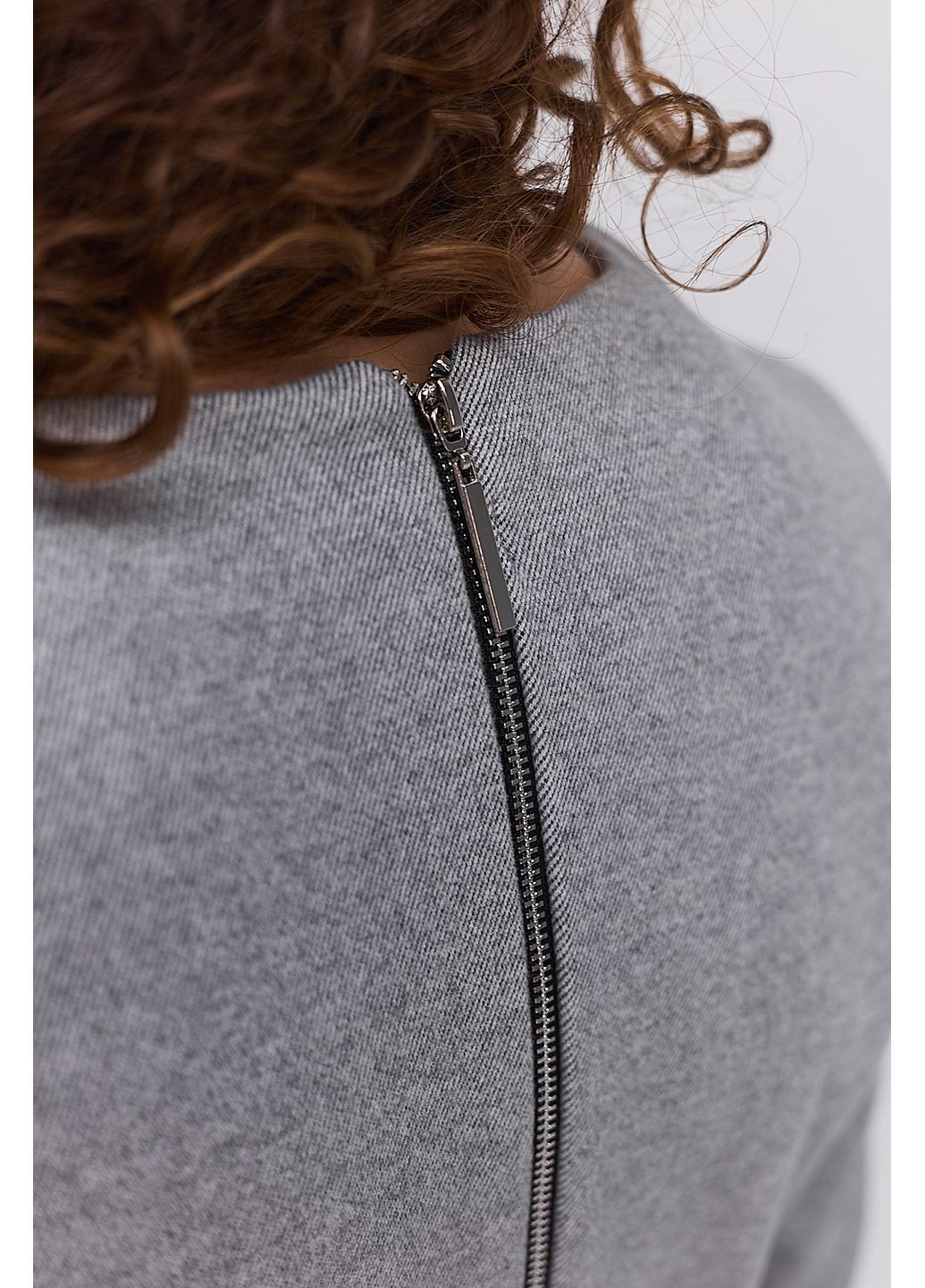 Серое короткое зимнее платье черное с рельефными швами Arjen