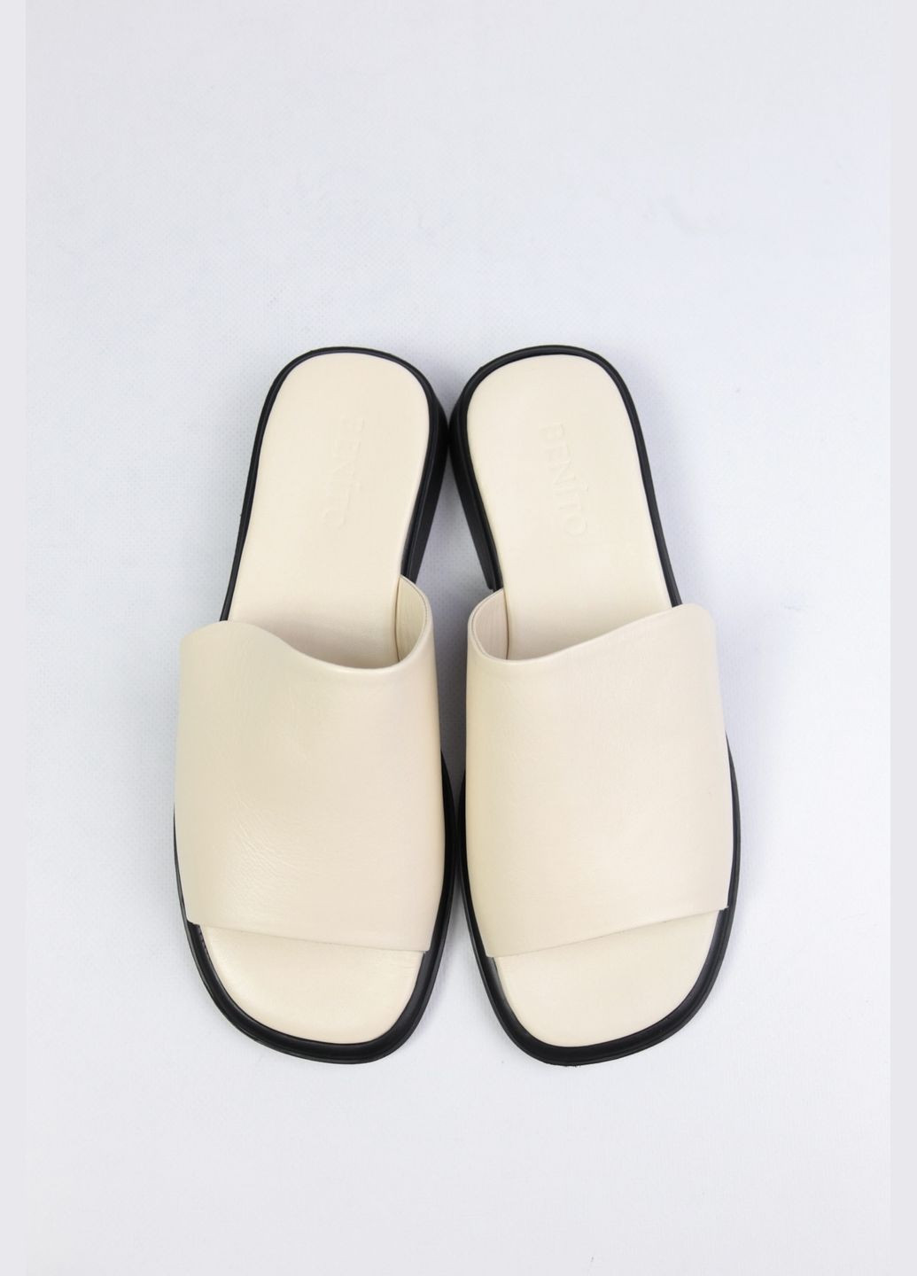 Бежевые шлепанци Benito