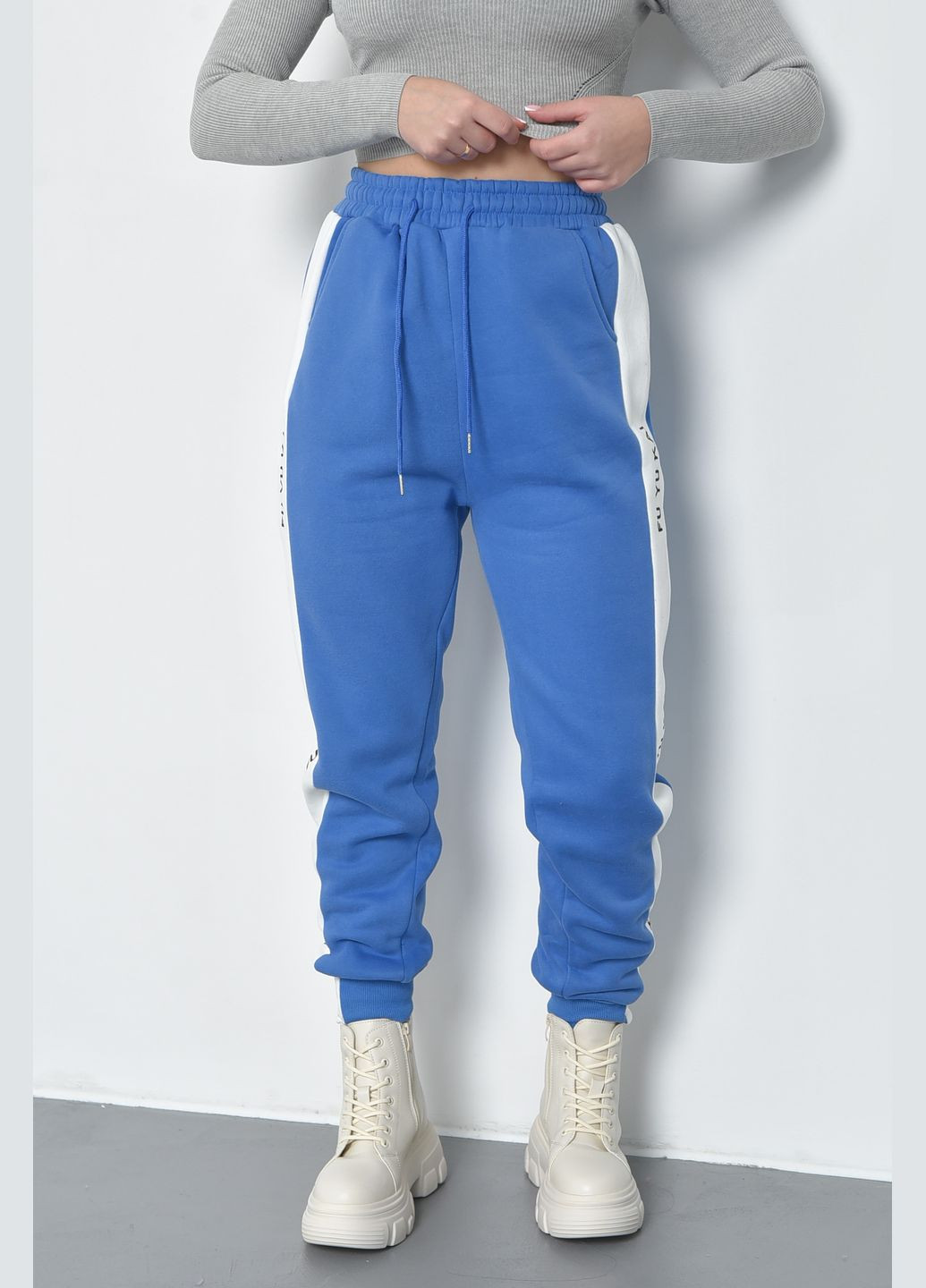 Спортивні штани жіночі на флісі блакитного кольору Let's Shop (285739879)