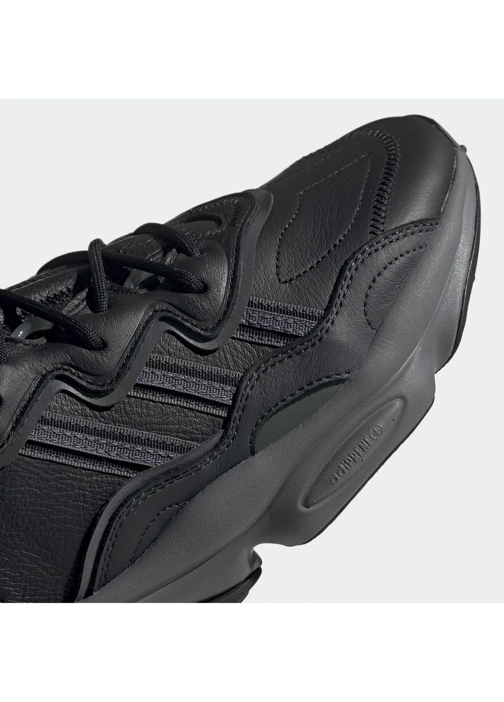 Чорні кросівки чоловічі ozweego black ee7004 adidas