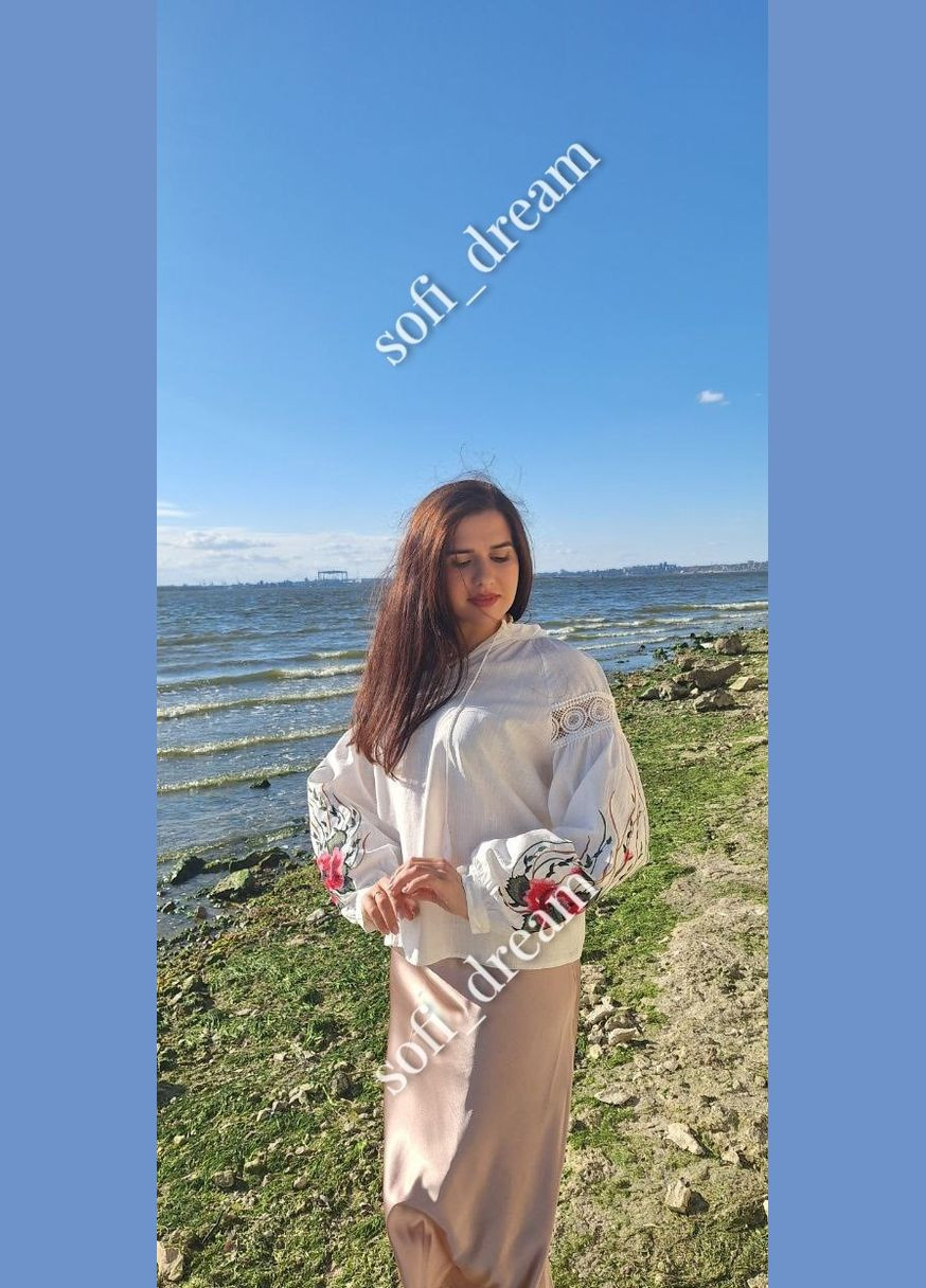 Белая легкая женская блузка украшена вышивкой "мальва" Delvinss